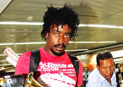 Morando nos EUA, Seu Jorge exibe Grammy e traz novidades sobre atuação